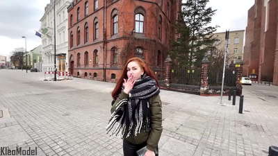 Pickup público: linda rapariga é fodida por causa de um iPhone e recebe esperma na sua rata. CleoModel